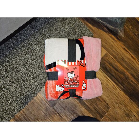 Hello Kitty Licensed Silk Touch Throw, 50" x 60" - Picture 6 of 9